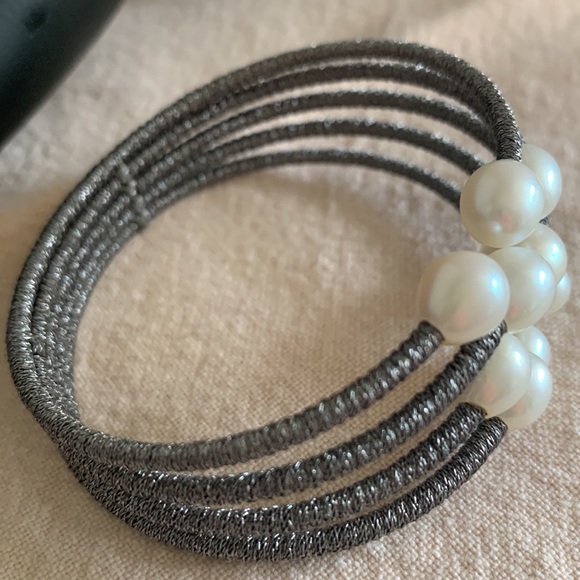 Pearl bangle bracelet - Picture 5 of 8